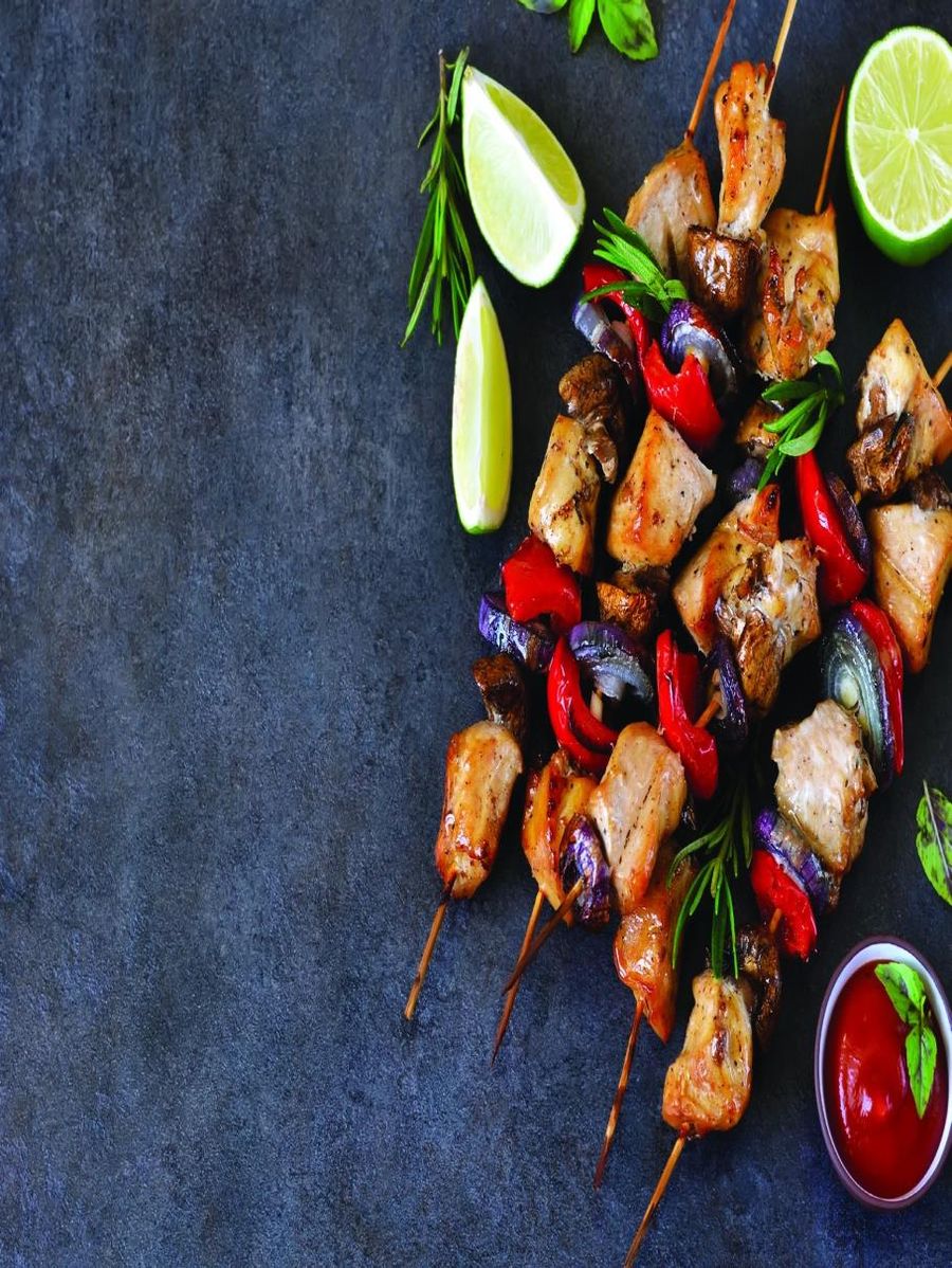 Serviervorschlag gegrillte Hähnchenspieße mit Paprika und Limette